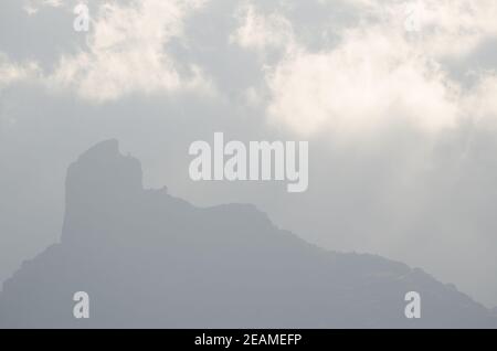 Silhouette du rétroéclairage et des nuages de la Roque Bentyga. Banque D'Images