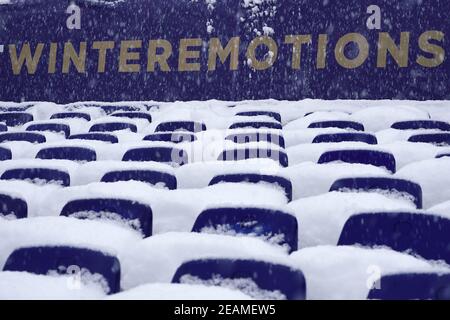 10 février 2021, Italie, Cortina d'Ampezzo: Ski alpin: Coupe du monde: La neige se trouve sur la tribune vide des Championnats du monde de ski. Après de fortes chutes de neige, la journée de compétition a été complètement annulée. La station de ski accueille les Jeux Olympiques d'hiver de 2026, qui se tiendront à Milan et à Cortina d'Ampezzo. Photo: Michael Kappeller/dpa Banque D'Images