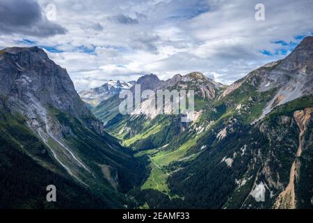 Paysage de montagne et de pâturages dans les alpes françaises Banque D'Images