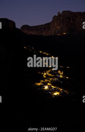 Village et ravin d'El Juncal au coucher du soleil. Banque D'Images