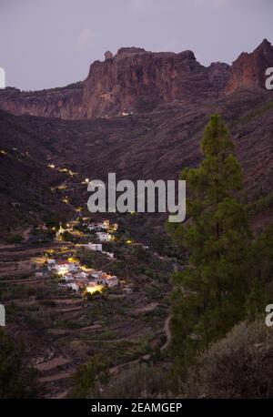 Village et ravin d'El Juncal au coucher du soleil. Banque D'Images