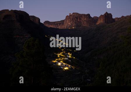 Village et ravin d'El Juncal au coucher du soleil. Banque D'Images