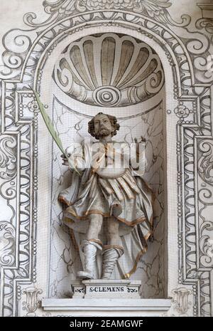 Statue de Saint Clement sur la façade de l'église de Saint Leodegar à Lucerne, Suisse Banque D'Images