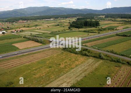 Vue aérienne de l'autoroute A1 près de Zagreb, Croatie Banque D'Images