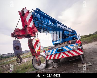 Une grue de chantier soulève un panneau LED pour publicité Banque D'Images