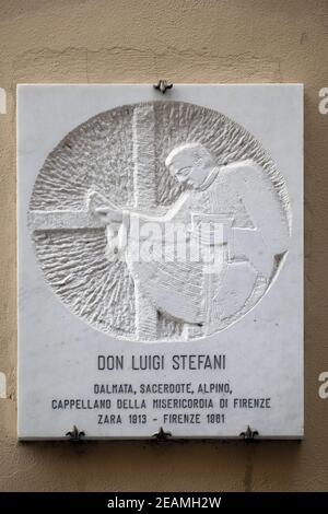 Plaque de marbre avec un relief portrait de Don Luigi Stefani à Florence, Italie Banque D'Images