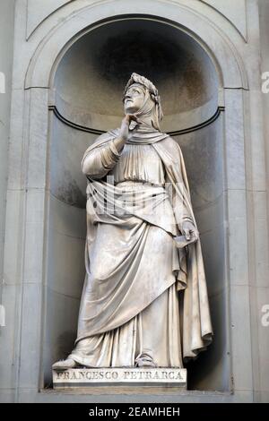 Francesco Petrarca dans les niches de la colonnade des Offices à Florence, Italie Banque D'Images