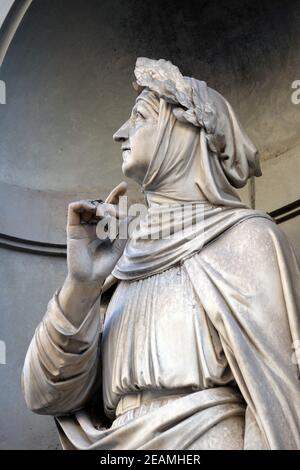 Francesco Petrarca dans les niches de la colonnade des Offices à Florence, Italie Banque D'Images