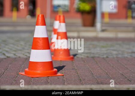 Barrière avec cônes de signalisation sur un chantier de construction de route à Swinoujscie en Pologne Banque D'Images