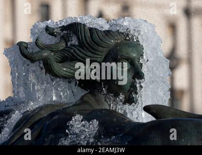 (210210) -- LONDRES, 10 février 2021 (Xinhua) -- la photo prise le 10 février 2021 montre des glaçons autour des sculptures de la fontaine de Trafalgar Square à Londres, en Grande-Bretagne. Depuis plusieurs jours, la tempête Darcy a provoqué des neows à Londres. (Xinhua/Han Yan) Banque D'Images