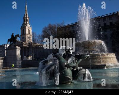 (210210) -- LONDRES, 10 février 2021 (Xinhua) -- la photo prise le 10 février 2021 montre des glaçons autour des sculptures de la fontaine de Trafalgar Square à Londres, en Grande-Bretagne. Depuis plusieurs jours, la tempête Darcy a provoqué des neows à Londres. (Xinhua/Han Yan) Banque D'Images