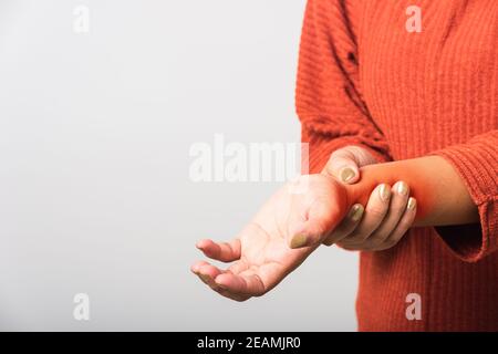 La femme qu'elle tient son poignet des mains Banque D'Images