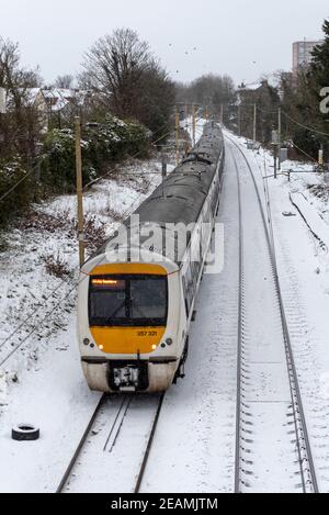 Train C2C près de Westcliff sur la station de la mer, Southend Borough, Essex, Royaume-Uni, avec la neige de Storm Darcy. Les transports en commun en hiver, perturbés Banque D'Images