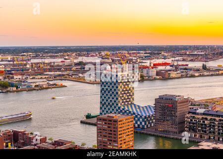 Coucher de soleil vue aérienne du port de Rotterdam, pays-Bas Banque D'Images