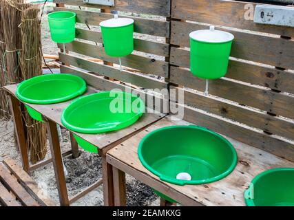 Lavabo vert dans la cour. Lavabo Banque D'Images