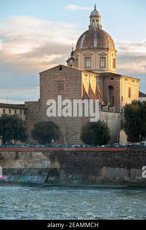 Florence, Italie - 2021, janvier 31 : l'église de San Frediano à Cestello, sur le fleuve Arno. Banque D'Images