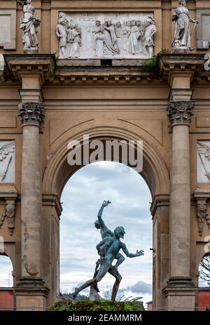 Florence, Italie - 2021 janvier 31 : statue d'Apollon e Dafne, par marcello Tommasi (1983) sur la Piazza della Libertà. Arc triomphal de la Lorraine dans l'île de ba Banque D'Images