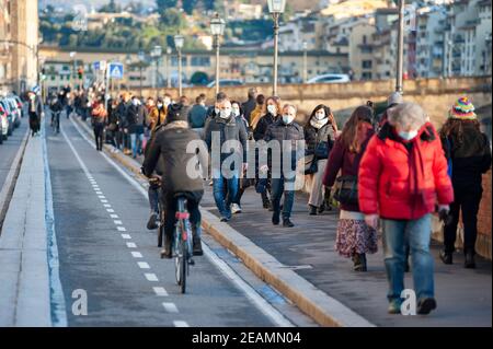 Florence, Italie - 2020, 21 novembre : personnes sur la piste cyclable, vélo le long de la rivière Arno et marche sur le trottoir. Banque D'Images