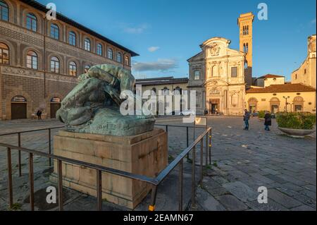 Florence, Italie - 2021, janvier 31 : statue d'Hercules à l'effigie du Lion Nemean, de Romano Romanelli. Il est situé sur la Piazza Ognissanti. Banque D'Images