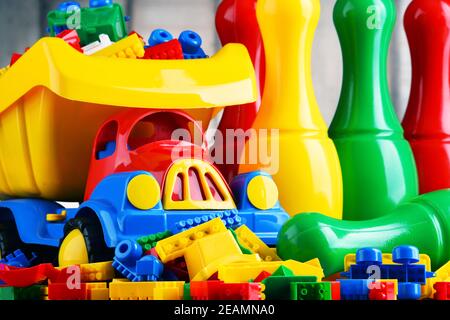 Jouets en plastique coloré dans la chambre des enfants Banque D'Images