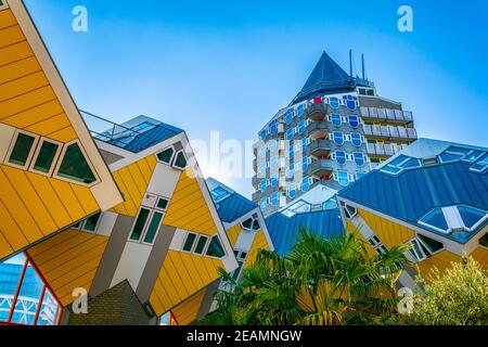 Célèbres maisons en cubes et tour Blaak à Rotterdam, pays-Bas Banque D'Images