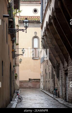 Florence, Italie - 2021, janvier 31 : une vue sur la ville, dans le centre historique. Église Santo Spirito en arrière-plan. Banque D'Images