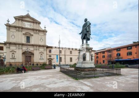 Florence, Italie - 2021 janvier 31 : Piazza San Marco avec son église baroque. Statue en bronze de Manfredo Fanti au centre de la place. Banque D'Images