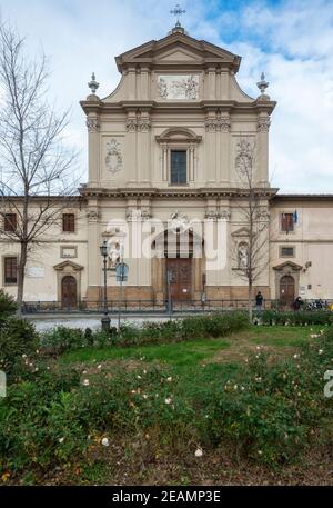 Florence, Italie - 2021, janvier 31 : la façade de la basilique baroque de Saint-Marc, sur la place homonyme. Banque D'Images