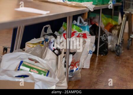 Brentwood Essex 10 février 2021 la Foodbank de l'église communautaire de Doddinghurst Road a distribué de la nourriture et d'autres éléments essentiels à ceux qui en ont besoin tout au long de la tempête Darcy. Les organisateurs signalent une forte augmentation de la demande à la suite du dernier verrouillage. Crédit : Ian Davidson/Alay Live News Banque D'Images