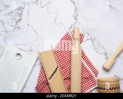 ustensiles de cuisine en bois sur une table en marbre blanc Banque D'Images