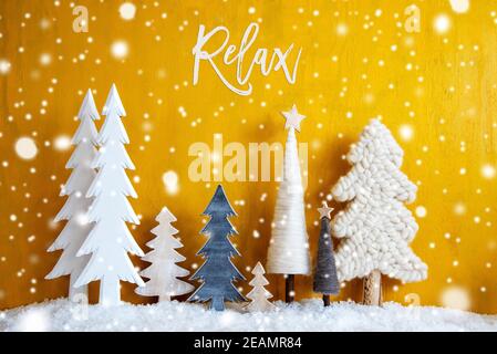 Arbres de Noël, flocons de neige, fond jaune, détente, neige Banque D'Images