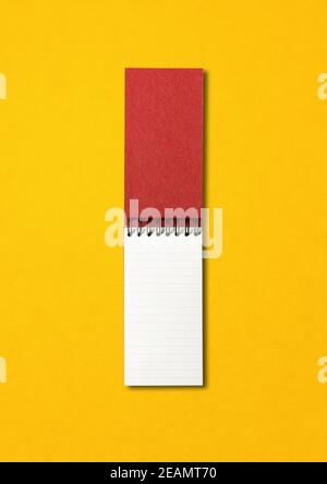 Cahier vierge à spirale ouverte isolé sur jaune Banque D'Images