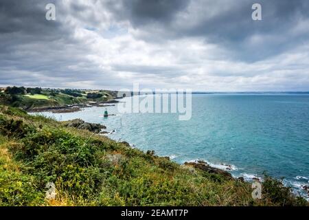 Phare et paysage de la côte en Bretagne, France Banque D'Images