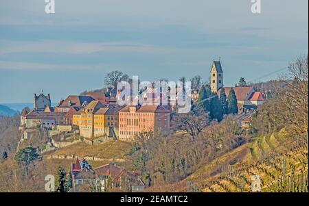 Meersburg sur le lac de Constance avec église paroissiale et château Banque D'Images