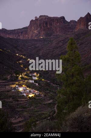 Village et ravin d'El Juncal au coucher du soleil. Banque D'Images