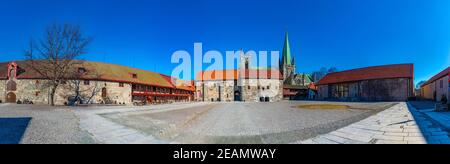 Cathédrale de Nidaros vue depuis la cour du palais de l'archevêque de Trondheim, Norvège Banque D'Images