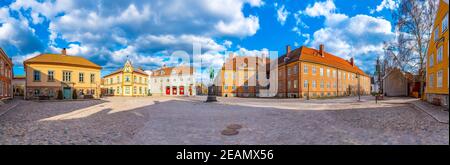 Place Torvet à Fredrikstad avec statue du fondateur de la ville - roi Fredrik II, Norvège Banque D'Images