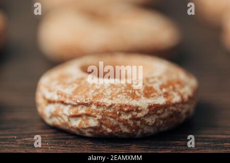 De magnifiques bagels et pains d'épices se trouvent sur un fond marron Banque D'Images