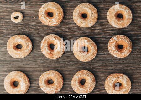 De magnifiques bagels et pains d'épices se trouvent sur un fond marron Banque D'Images