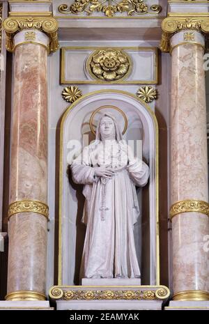 St Margaret statue sur l'autel principal dans la Basilique du Sacré-Cœur de Jésus à Zagreb, Croatie Banque D'Images