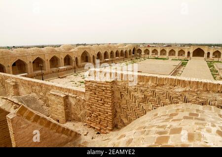 Ancienne caravane zone de repos Khan al-Nikhailah dans le désert près de Karbala en Irak. Banque D'Images