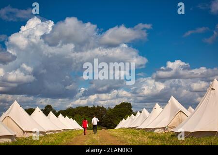 Tentes cloches classiques avec peopel au festival de la nourriture au Royaume-Uni Banque D'Images