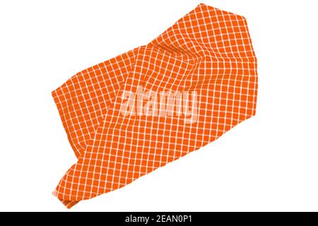 Serviettes isolées. Gros plan de la serviette en tissu écossais blanc orange ou de la texture de la nappe de pique-nique isolée sur un fond blanc. Accessoires de cuisine. Banque D'Images