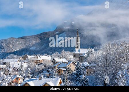 Le village de Saint léger les Melezes, dans la vallée de Champsaur, couvert de neige en hiver. Station de ski dans le Parc National des Ecrins, Alpes françaises, Hautes Banque D'Images