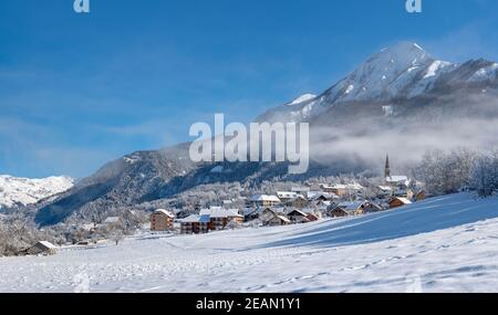 Le village de Saint léger les Melezes, dans la vallée de Champsaur, couvert de neige en hiver. Station de ski dans le Parc National des Ecrins, Alpes françaises, Hautes Banque D'Images