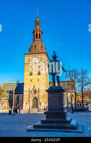 Cathédrale et statue chrétienne IV à Oslo, Norvège Banque D'Images