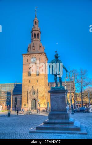 Cathédrale et statue chrétienne IV à Oslo, Norvège Banque D'Images