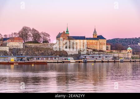 Vue sur le fort d'Akershus, à Oslo, Norvège, au coucher du soleil Banque D'Images