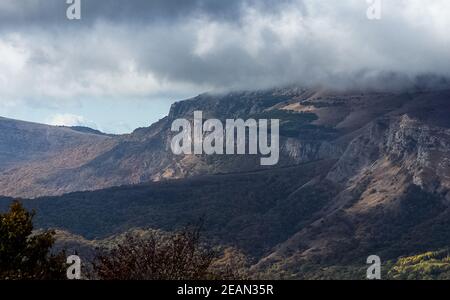 Montagnes et forêts de Crimée. Conifères et feuillus sur les collines des montagnes et des rochers Banque D'Images