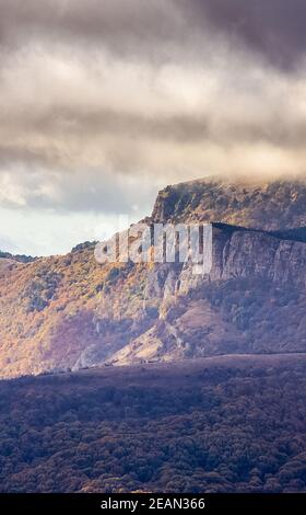 Montagnes et forêts de Crimée. Conifères et feuillus sur les collines des montagnes et des rochers Banque D'Images